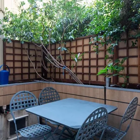 Bright With Terrace In The Marais شقة